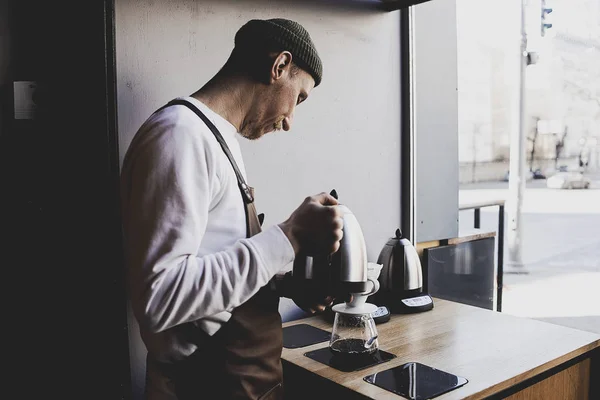 Man Barista Maken Een Druppel Brouwen Gefilterde Koffie Giet Een — Stockfoto