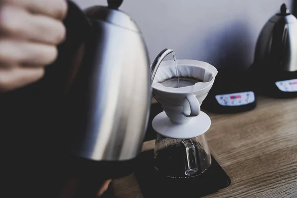 Hacer Verter Sobre Café Con Agua Caliente Que Vierte Hervidor —  Fotos de Stock