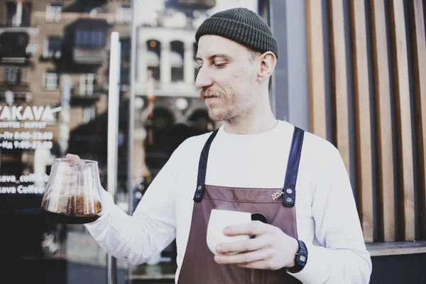 Barista Profesional Que Tiene Propio Negocio Pie Calle Cerca Cafetería —  Fotos de Stock