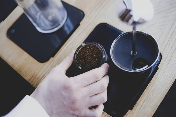 Close Van Mannelijke Barista Hand Houden Gemalen Koffie Voor Het — Stockfoto