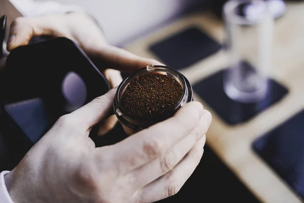 Nahaufnahme Von Männlichen Barista Hand Hält Gemahlenen Kaffee Für Die — Stockfoto