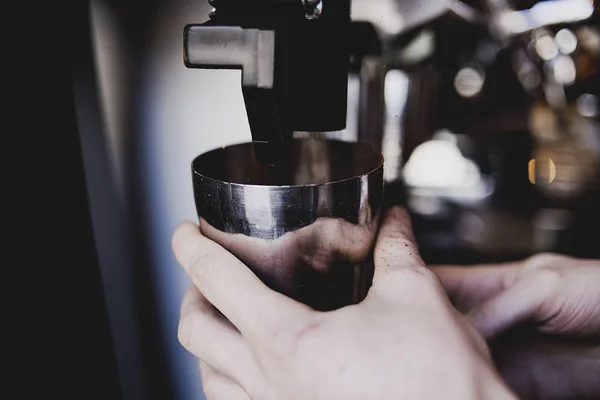 Barista Připravuje Kávu Kavárně Profesionální Barista Pracovní Postup — Stock fotografie