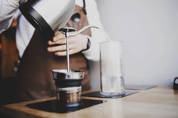 Barista Bereidt Koffie Café Winkel Professionele Barista Werkproces — Stockfoto