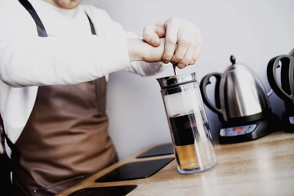 Barista Bereitet Tee Café Professioneller Barista Arbeitsprozess — Stockfoto