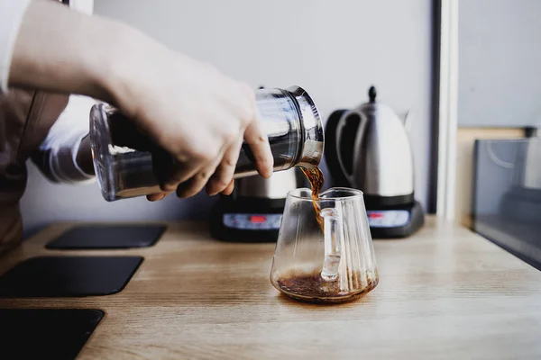 Barista Připravuje Kávu Kavárně Profesionální Barista Pracovní Postup — Stock fotografie