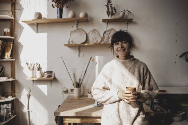 onun yaratıcı sanat stüdyosunda kadın kadın çömlekçi. Yaratıcı meslek, üretim. Sanat alanı