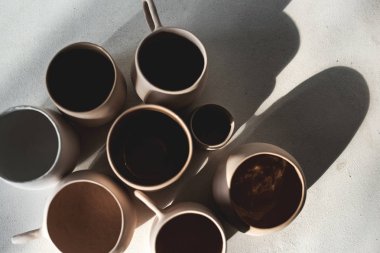 Kilden yapılmış kaplar el yapımı yemekler, çevresel malzemelerden yemekler. Sinema filmi. Heykel ustasının atölyesinde. Çevre dostu. Yemeklerde modaya uygun hareket