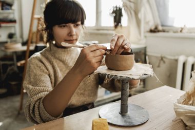 Profesyonel kadın kadın çömlekçi süreci oluşturma ve modelleme yeni el yapımı heykel kil yemekleri ya da iç için bir şey onu yaratıcı sanat stüdyosunda. Yaratıcı meslek, üretim. Sanat alanı.