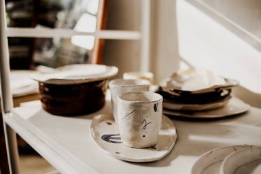 Kilden yapılmış kaplar el yapımı yemekler, çevresel malzemelerden yemekler. Kahve veya çay için fincanlar. Sinema filmi. Heykel ustasının atölyesinde. Çevre dostu. Yemeklerde modaya uygun hareket