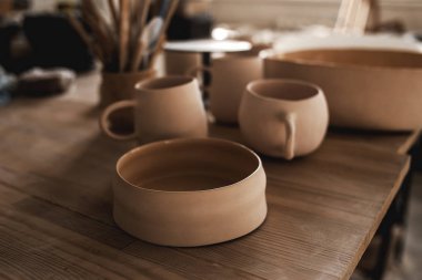 Kilden yapılmış kaplar el yapımı yemekler, çevresel malzemelerden yemekler. Kahve veya çay için fincanlar. Sinema filmi. Heykel ustasının atölyesinde. Çevre dostu. Yemeklerde modaya uygun hareket