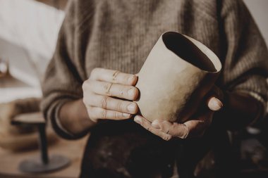 Kil çömlekçi tekerleği ile seramik çalışma süreci, kadın ellerinin yakın çekim. Yaratıcı hobi, süreç içinde, el yapımı, satış veya sergi için hazırlanıyor. Güzel iş 