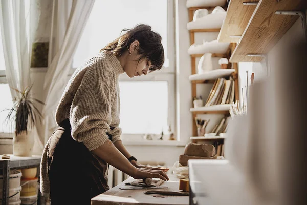 Mujer Profesional Alfarera Estudio Arte Creativo Proceso Creación Modelado Nuevos — Foto de Stock