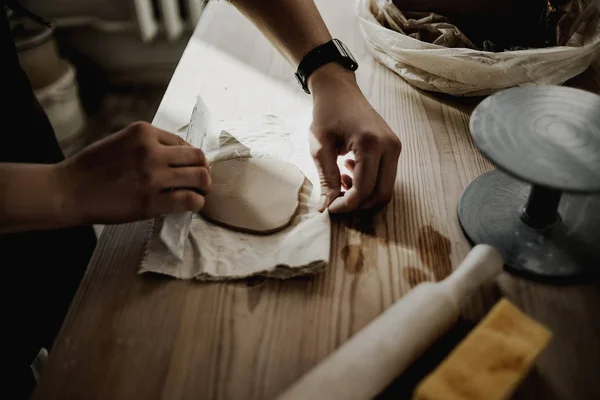アーティストの陶芸家の女性は 手工芸品を作成するために粘土で作業します 料理をモデリング 彫刻アートスタジオ クリエイティブスペース プロの楽器 — ストック写真