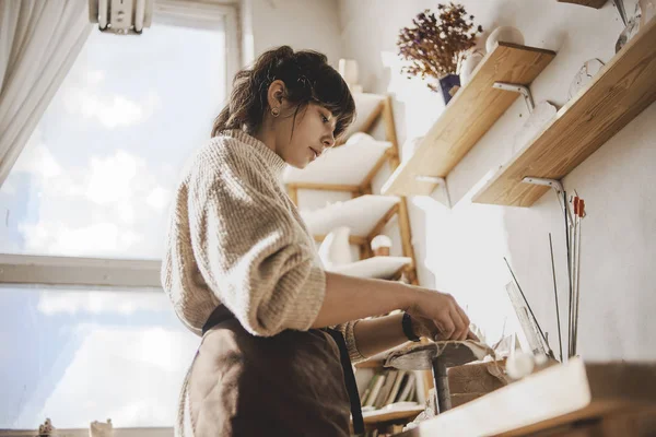 Professionele Vrouwelijke Vrouw Potter Haar Creatieve Kunst Studio Proces Maken — Stockfoto