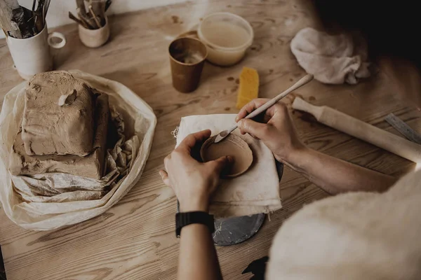 女陶艺家教授制锅艺术 在陶器车间从事陶器轮制作粘土物品的妇女 — 图库照片