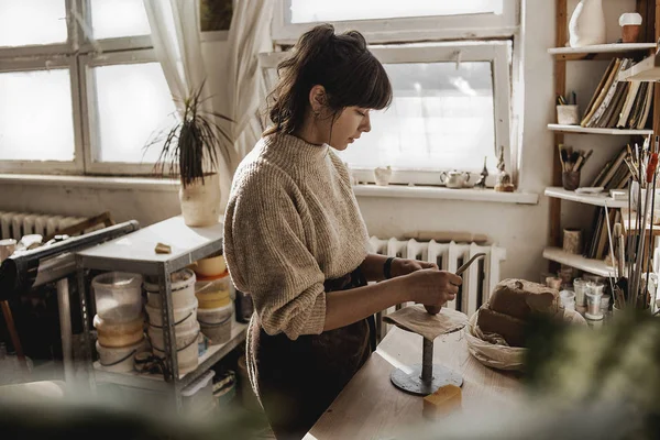 Professionelle Töpferin Ihrem Atelier Für Kreative Kunst Prozess Der Erstellung — Stockfoto