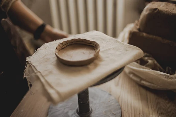 女陶艺家教授制锅艺术 在陶器车间从事陶器轮制作粘土物品的妇女 — 图库照片