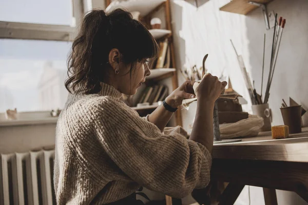 Oleiro Mulher Profissional Seu Estúdio Arte Criativa Processo Criação Modelagem — Fotografia de Stock