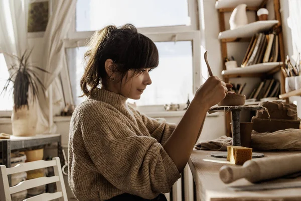 Professionele Vrouwelijke Vrouw Potter Haar Creatieve Kunst Studio Proces Maken — Stockfoto