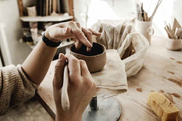 Professionell Kvinnlig Kvinna Potter Hennes Kreativa Konststudio Processen Att Skapa — Stockfoto