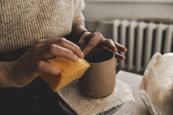 Keramisk Arbetsprocess Med Clay Potter Wheel Närbild Kvinnan Händer Kreativ — Stockfoto