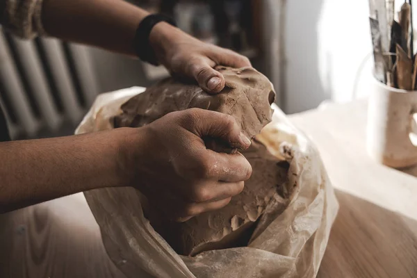 ポッターは 職人の手をクローズアップ ニードと作業前に粘土を湿らせる作業 陶芸の芸術の概念 大きな粘土で若いマスターの手にクローズアップ — ストック写真