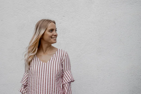 Sorrindo Atraente Mulher Loira Olhando Para Longe Perto Parede Cinza — Fotografia de Stock