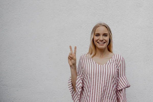Smiling Attractive Blonde Woman Showing Peace Gesture Grey Wall Street — Stock Photo, Image