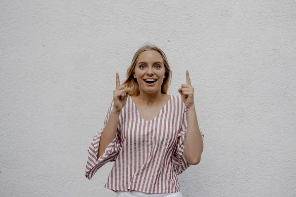 Excited Attractive Blonde Woman Pointing Something Grey Wall Street — Stock Photo, Image