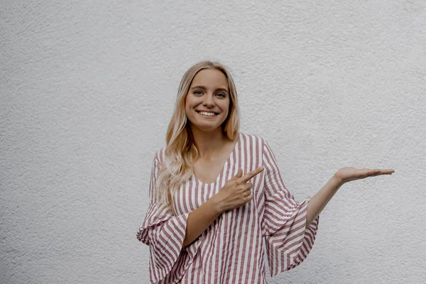 Excited Attractive Blonde Woman Pointing Something Grey Wall Street — Stock Photo, Image