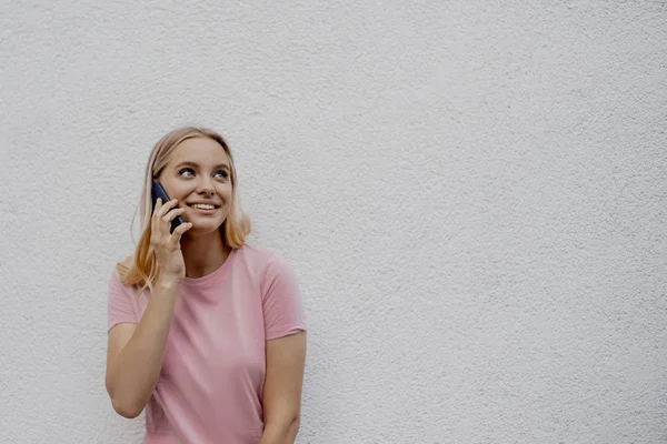 Sorrindo Mulher Loira Atraente Falando Por Smartphone Perto Parede Cinza — Fotografia de Stock