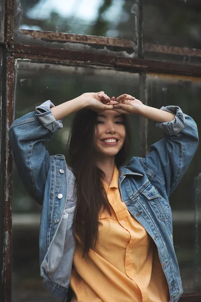 Mulher de confiança asiática na moda em jeans curtos e pano agradável — Fotografia de Stock