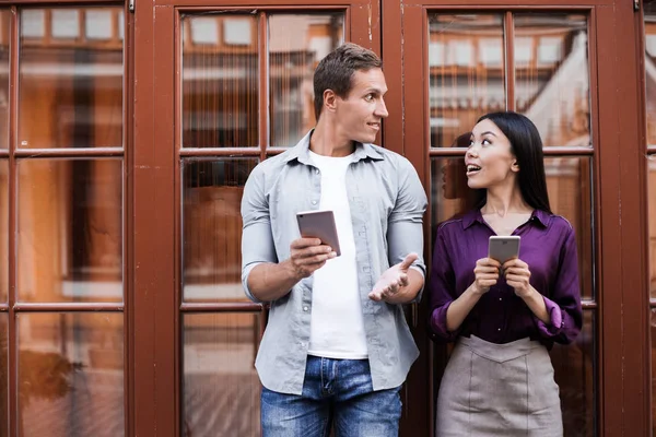 Primer plano plano ángulo bajo de la joven pareja de vacaciones en un día soleado — Foto de Stock