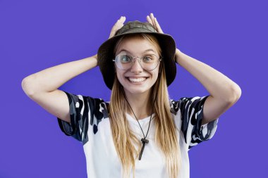 Dengesiz duygusal aktif pozitif komik kadın. Avcı veya fener balık kadın