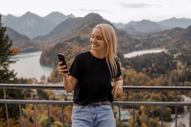 İnternet 4g yurtdışında dolaşım. Seyahat hizmetleri online, mobil servis paketi. Akıllı telefondaki çevrimdışı haritalar. Yolculuk, yolculuk, dağlar turu, Alp manzara arka plan. İnsanlar maceraları, genç turist