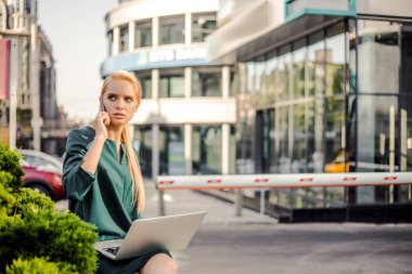 Yeni uluslararası iş finans şirketi projesi üzerinde ilk günün yoğun ve konsantre kavramı. Yönetici sinir ve iş süreci hakkında sorular sormak için çağrı. 