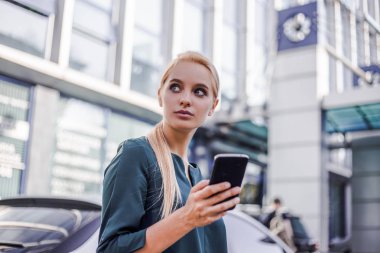 Başarılı profesyonel kadın ciddi konsantrasyon yüz ile cep telefonu arama. Çalışma süreci devam ediyor. Moda ya da modern tarz. İş ofis yaşam tarzı 