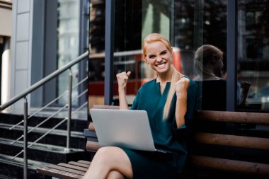 Kendine güvenen ifade güzel genç akıllı sırıtarak profesyonel iş kadını. İş kadını patron, modern ofiste iş toplantısına gidiyor, gri kentsel arka plan. 