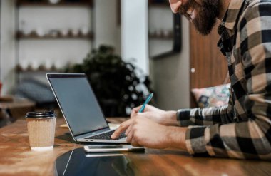 Çalışma süreci. Genç şık freelancer hipster yeni proje, yoğun kavram için bilgi arıyor. Street city cafe kafe, modern iç tasarım. Akıllı teknolojiler. Çevrimiçi uzaktan çalışma