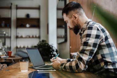 Çalışma süreci. Genç şık freelancer hipster yeni proje, yoğun kavram için bilgi arıyor. Street city cafe kafe, modern iç tasarım. Akıllı teknolojiler. Çevrimiçi uzaktan çalışma