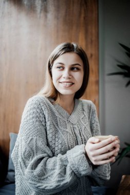 Modern kahve dükkanında kahve ile güzel kadın . Bloglama, serbest çalışan, uzaktan çalışma