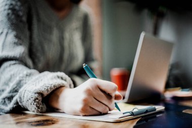 Yazar, yazarın kitabı için bazı şeyler yapıyor. O yaratıcı bir kişi ve aktif modern iş kadınıdır. O yüksek hedefleri var ve bunu uygulama için bir planı var. Kendine güvenen, başarılı, akıllı kişi