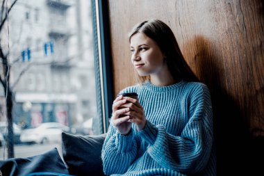 Erteleme, depresyon, üzüntü. Evinin yakınındaki kafede pencereyakınında kahve içen ciddi yüzü olan güzel güzel bir kadın. Hüzünlü ruh hali, ilham havası. Bazı haberler veya birisi için bekliyorum