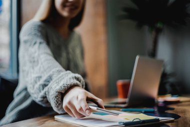 modern kahve dükkanı sokak şehir kafede oturan modern teknolojileri kullanarak online çalışan kadın, dizüstü bilgisayar ve kahve fincan ı savuruyor. Bloglama, serbest çalışan, uzaktan çalışma