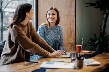 Kadınlar için web sitesi dükkanı. Yeni uygulama uygulaması , sanal para ile online ödeme. Müşteri ve müşteri. İnternet ağ teknolojileri 