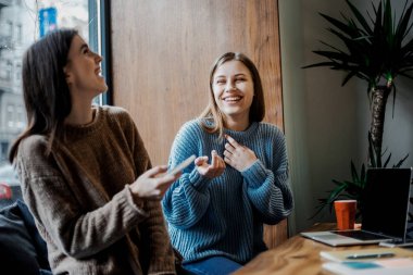Kadınlar için web sitesi dükkanı. Yeni uygulama uygulaması , sanal para ile online ödeme. Müşteri ve müşteri. İnternet ağ teknolojileri 