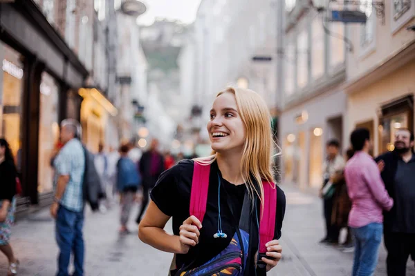 Titta Här Imponerad Kvinnlig Turist Går Genom Stad Ett Nytt — Stockfoto