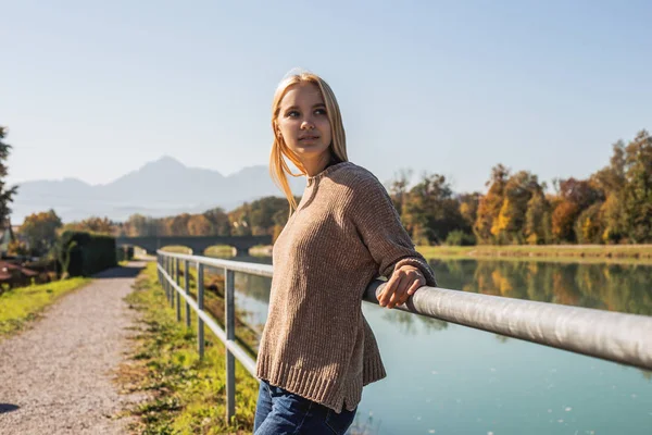 Mujer Joven Viajera Camina Largo Del Terraplén Cerca Río Montaña — Foto de Stock