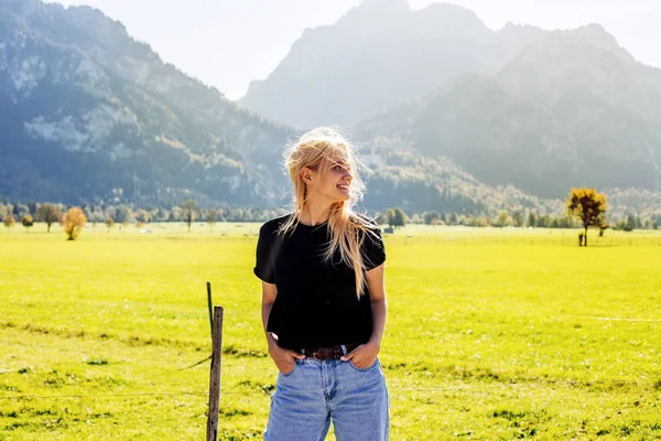 Trekking Mountains Alpine Landscape Young Woman Traveler Walks Foot Green — Stock Photo, Image