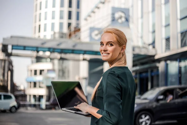 Trabalho Freelancer Menina Digitando Laptop Olhando Oficial Com Bela Vista — Fotografia de Stock